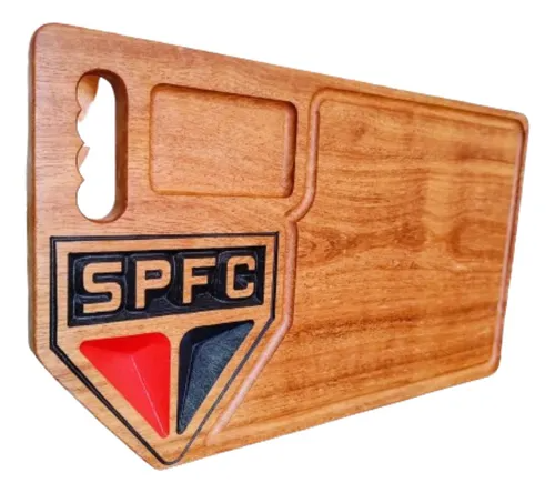 Tábua de corte de madeira com escudo do São Paulo